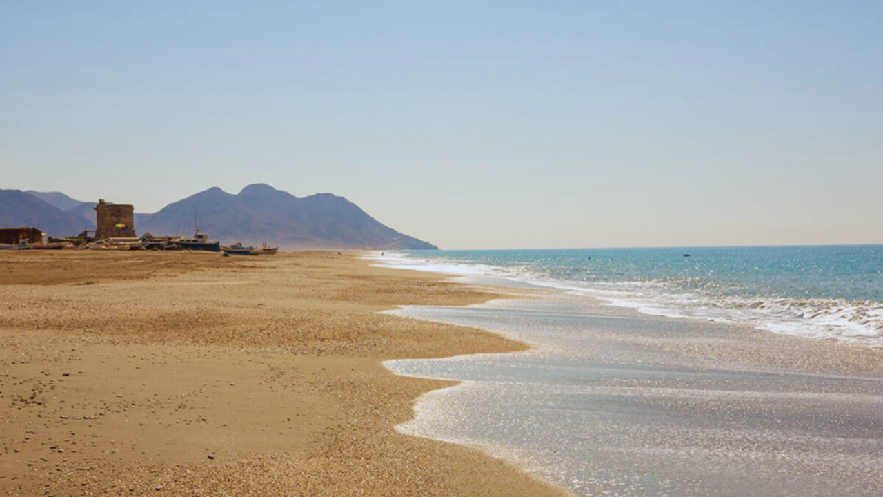 Sun&Blue Congress se une a Mares Circulares para realizar una intervención en la playa de Las Salinas (Cabo de Gata) 